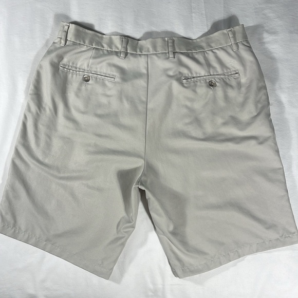 Dockers mens khaki polyester flat front 9.5" inseam Golf shorts - size 38 - Picture 3 of 11